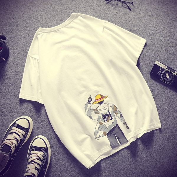 Široki model majice s kratkim rukavima i aplikacijom za muškarce