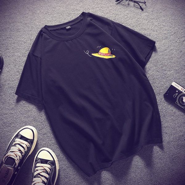 Široki model majice s kratkim rukavima i aplikacijom za muškarce