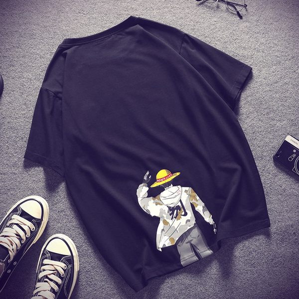 Široki model majice s kratkim rukavima i aplikacijom za muškarce