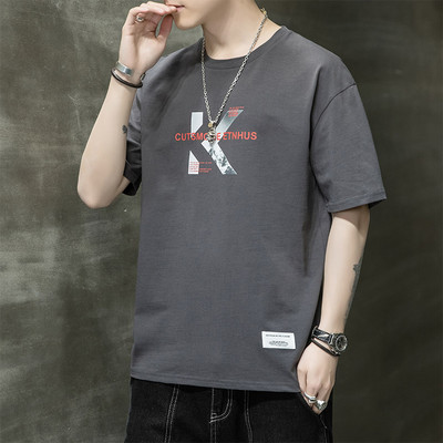 Laia mudeliga meeste T-särk ovaalse kaelusega ja lühikeste varrukatega