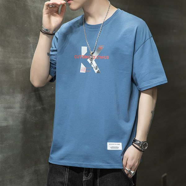 Laia mudeliga meeste T-särk ovaalse kaelusega ja lühikeste varrukatega