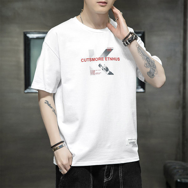 Laia mudeliga meeste T-särk ovaalse kaelusega ja lühikeste varrukatega