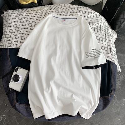 Muška majica slobodnog modela sa natpisom na rukavu