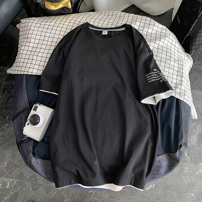 Muška majica slobodnog modela sa natpisom na rukavu