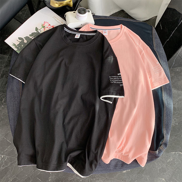 Muška majica slobodnog modela sa natpisom na rukavu