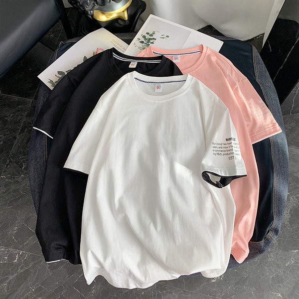 Muška majica slobodnog modela sa natpisom na rukavu