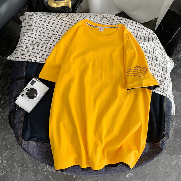 Muška majica slobodnog modela sa natpisom na rukavu