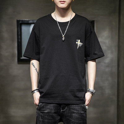 Lühikeste varrukate ja aplikatsiooniga vabaaja T-särk meestele