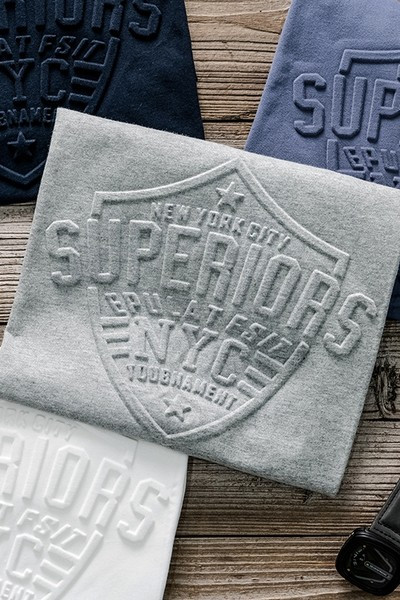 Meeste T-särk kirjaga ja lühikeste varrukatega