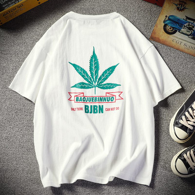 Aplikatsiooni ja pealdisega meeste T-särk - tasuta mudel