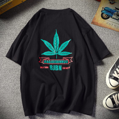 Aplikatsiooni ja pealdisega meeste T-särk - tasuta mudel