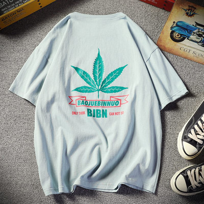 Aplikatsiooni ja pealdisega meeste T-särk - tasuta mudel