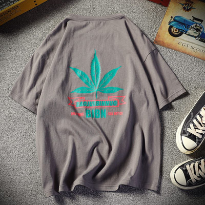 Aplikatsiooni ja pealdisega meeste T-särk - tasuta mudel