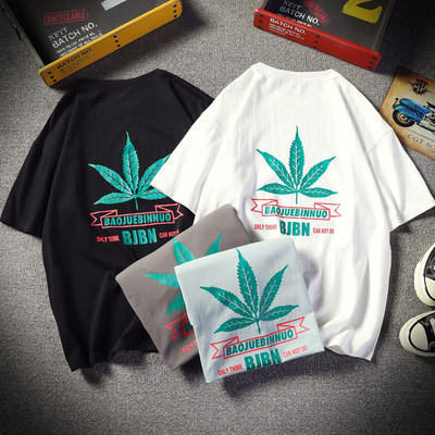 Aplikatsiooni ja pealdisega meeste T-särk - tasuta mudel