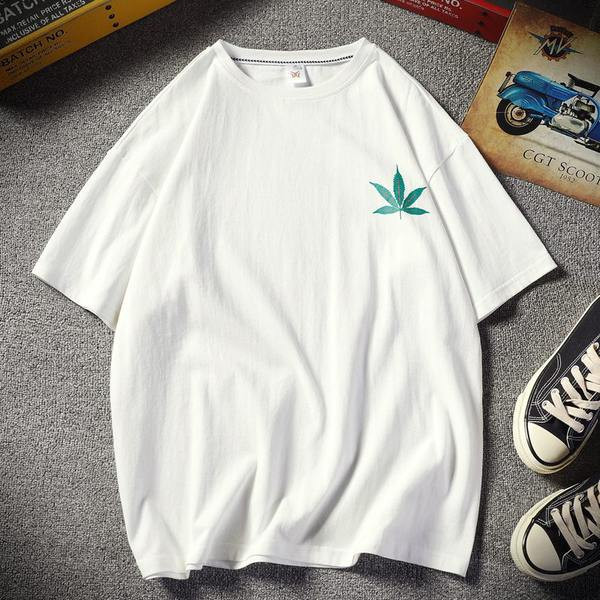 Aplikatsiooni ja pealdisega meeste T-särk - tasuta mudel