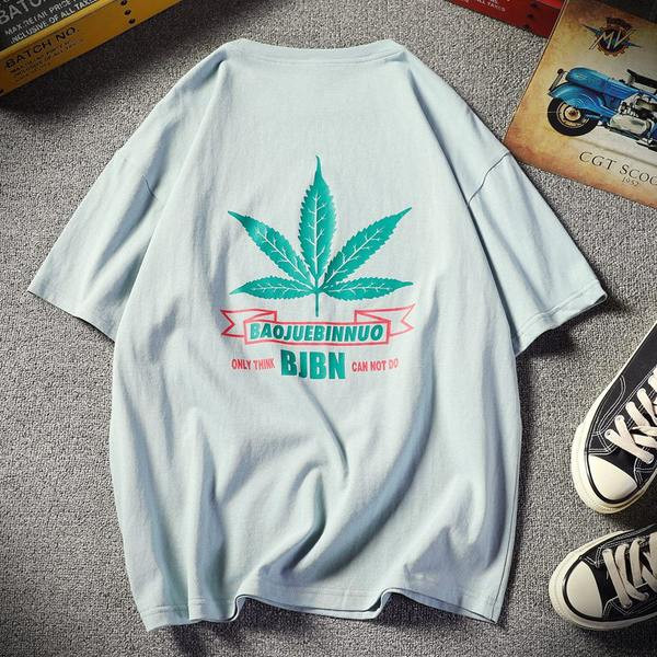 Aplikatsiooni ja pealdisega meeste T-särk - tasuta mudel