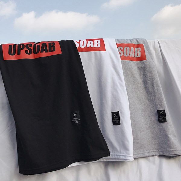 Tasuta mudel 3/4 varrukatega ja pealdisega meeste T-särk