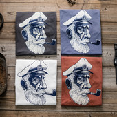 Ανδρικό μπλουζάκι με απλικέ και οβάλ ντεκολτέ