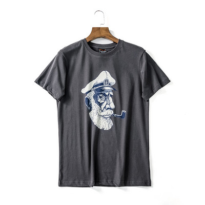 Ανδρικό μπλουζάκι με απλικέ και οβάλ ντεκολτέ