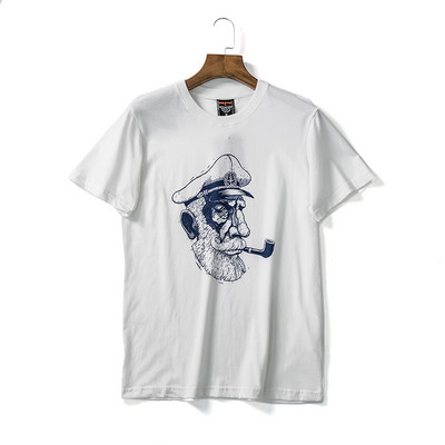 Ανδρικό μπλουζάκι με απλικέ και οβάλ ντεκολτέ