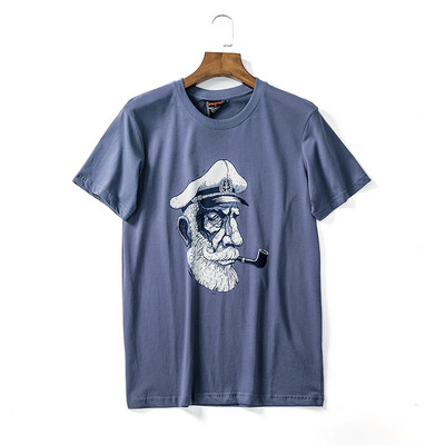 Ανδρικό μπλουζάκι με απλικέ και οβάλ ντεκολτέ