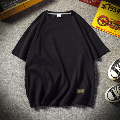 Широк модел мъжка тениска с къс ръкав и овално деколте