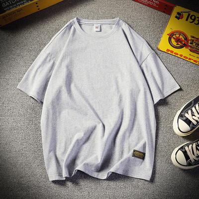 Широк модел мъжка тениска с къс ръкав и овално деколте