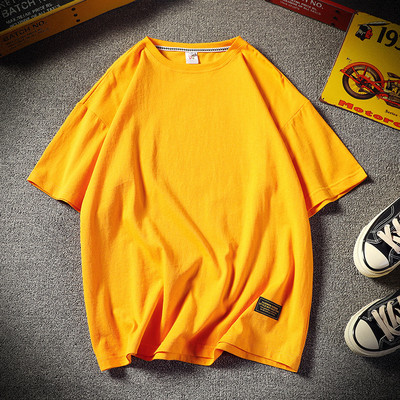 Широк модел мъжка тениска с къс ръкав и овално деколте