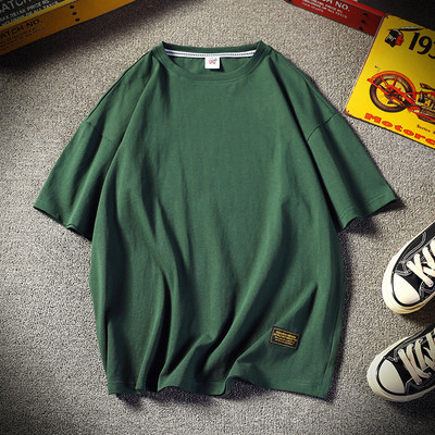 Широк модел мъжка тениска с къс ръкав и овално деколте