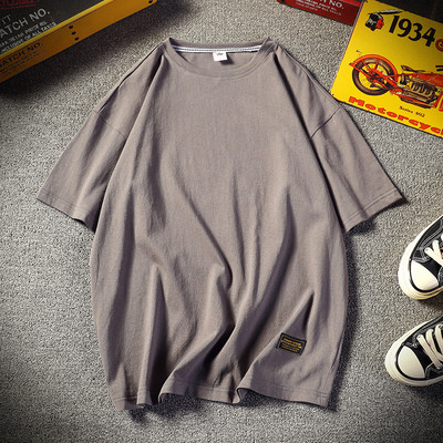 Широк модел мъжка тениска с къс ръкав и овално деколте