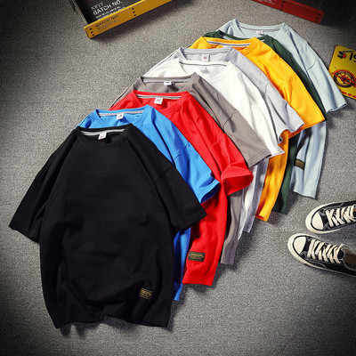 Широк модел мъжка тениска с къс ръкав и овално деколте 