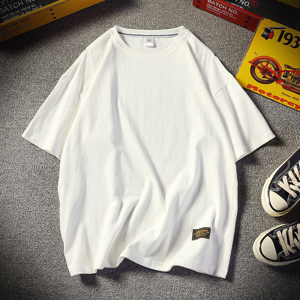 Широк модел мъжка тениска с къс ръкав и овално деколте 