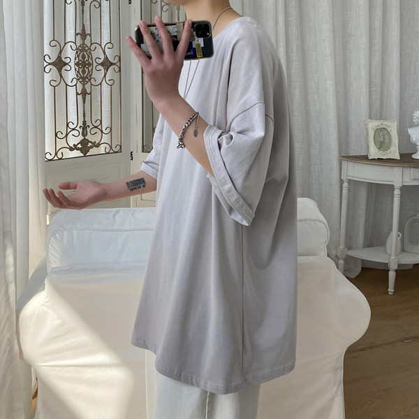 Jednobojna muška majica slobodnog kroja