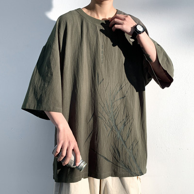 Ljetna muška majica slobodnog kroja i aplikacije