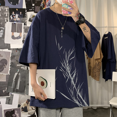 Ljetna muška majica slobodnog kroja i aplikacije