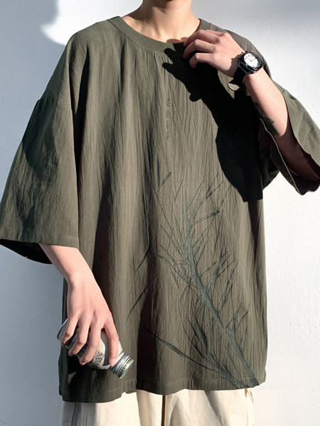 Ljetna muška majica slobodnog kroja i aplikacije