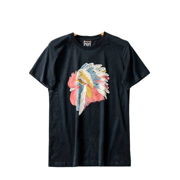 Värviliste aplikatsioonide ja lühikeste varrukatega meeste t-särk