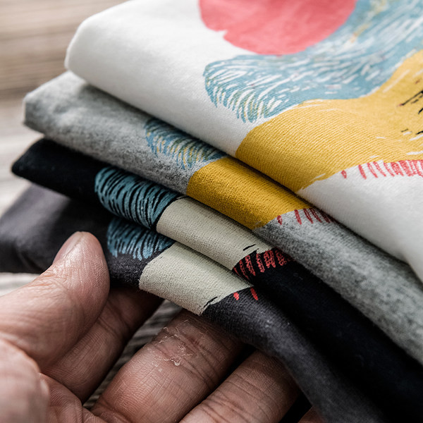 Värviliste aplikatsioonide ja lühikeste varrukatega meeste t-särk