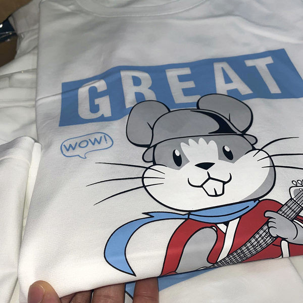 Küülikuaplikatsiooniga meeste T-särk