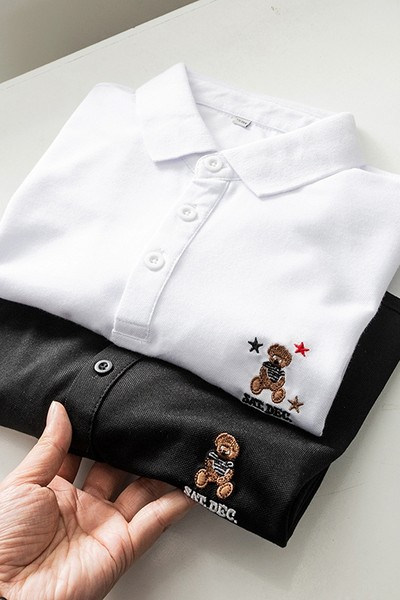 Klassikalise krae ja kaisukaru tikandiga meeste T-särk