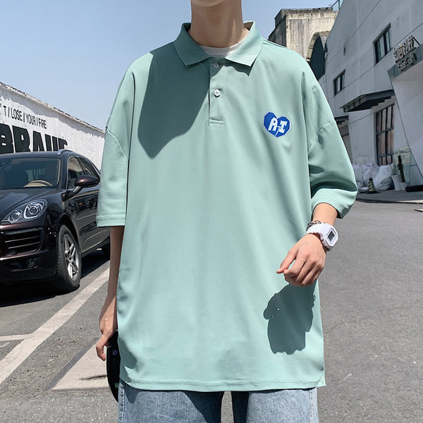 Широк модел мъжка блуза с класическа яка и апликация