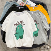 Lühikeste varrukate ja värvilise aplikatsiooniga meeste T-särk