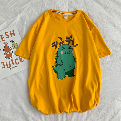 Lühikeste varrukate ja värvilise aplikatsiooniga meeste T-särk