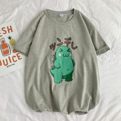 Lühikeste varrukate ja värvilise aplikatsiooniga meeste T-särk