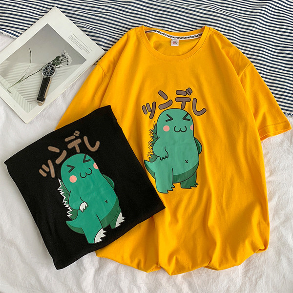 Lühikeste varrukate ja värvilise aplikatsiooniga meeste T-särk