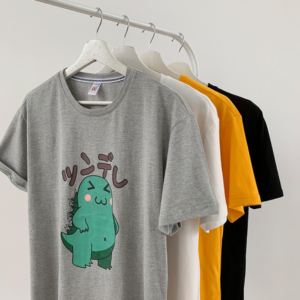 Lühikeste varrukate ja värvilise aplikatsiooniga meeste T-särk