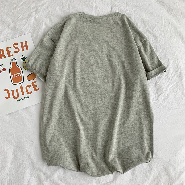 Lühikeste varrukate ja värvilise aplikatsiooniga meeste T-särk