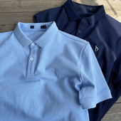 Moodne klassikalise krae ja nööpidega meeste T-särk