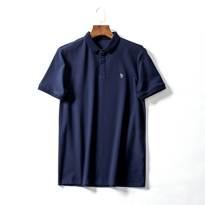 Moodne klassikalise krae ja nööpidega meeste T-särk