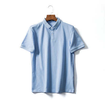 Moodne klassikalise krae ja nööpidega meeste T-särk